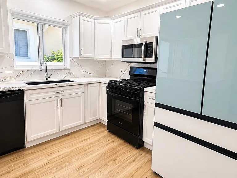 8819 Dickens Ave — Photo 4