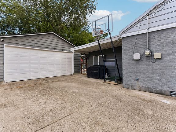 3rd image of 3221 Holbrook Dr