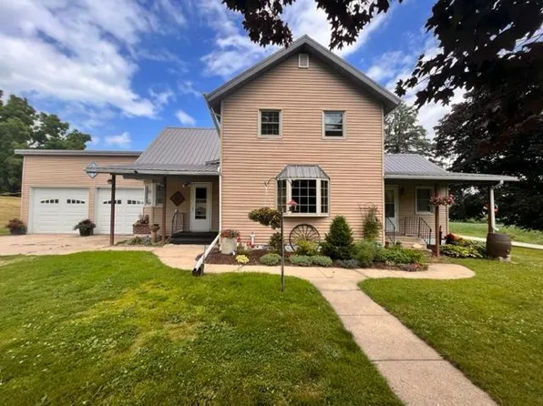 17616 Bee Hill Dr, Spring Grove, MN 55974