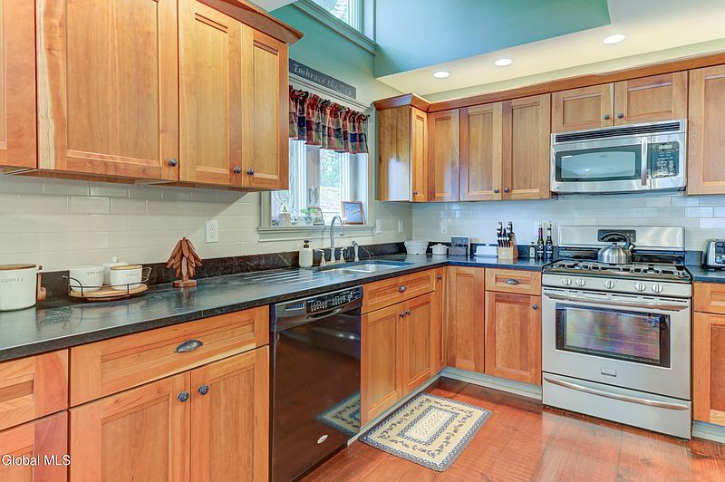 4th image of 203 Houseman Street