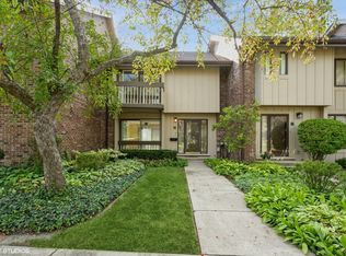 21 Kyle Ct, Willowbrook, IL 60527