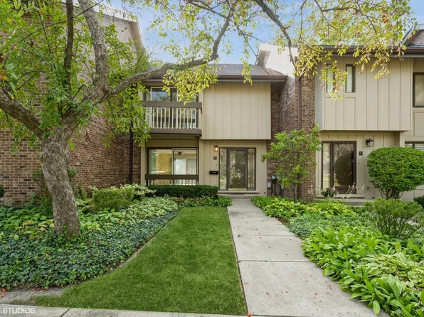 21 Kyle Ct, Willowbrook, IL 60527