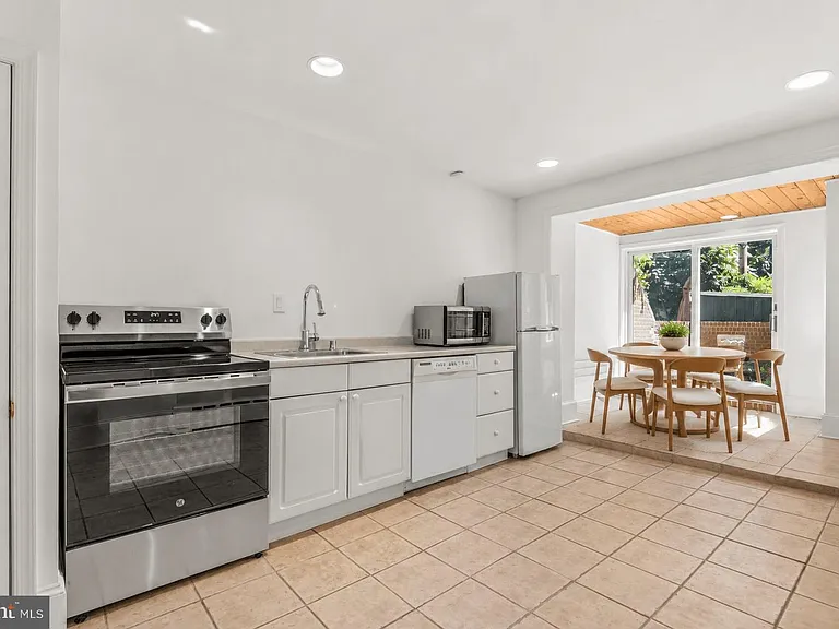 3044 Cambridge Pl NW — Photo 18