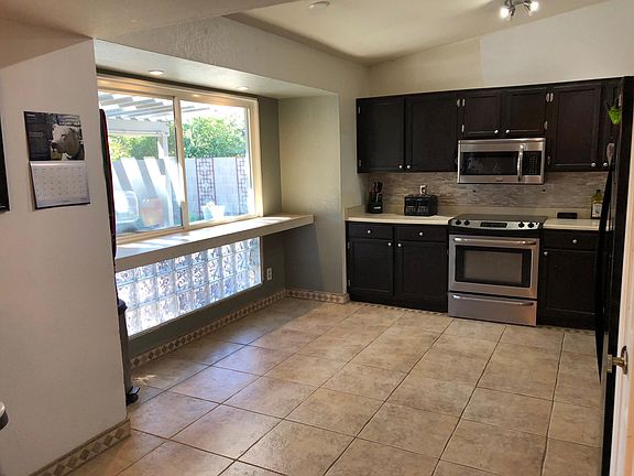 kitchen w/bar area