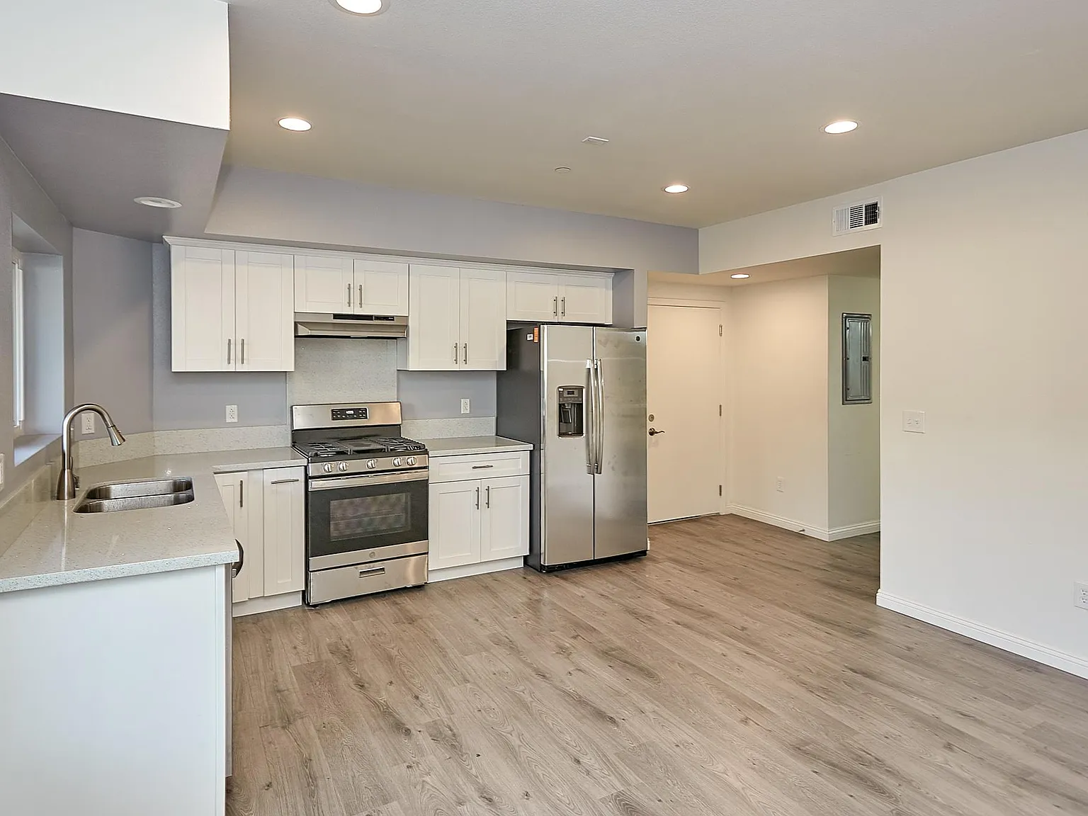 2 bed, 900 sqft, $2,600 — Photo 4