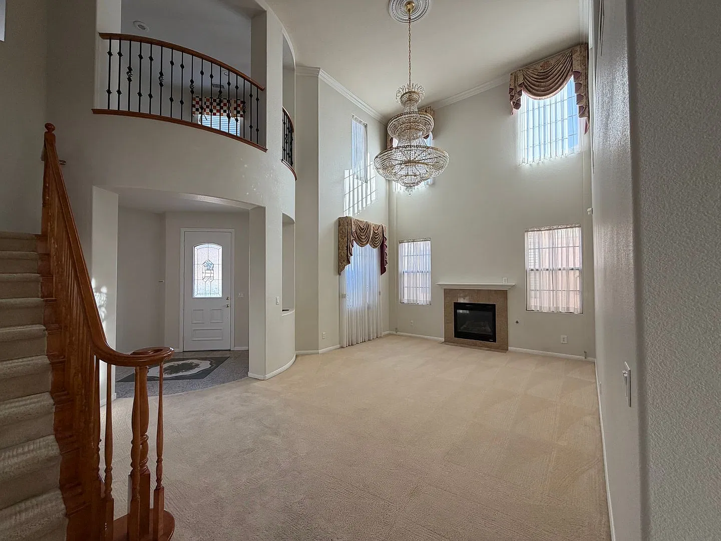 Wow, dramatic 4 bedroom — Photo 4