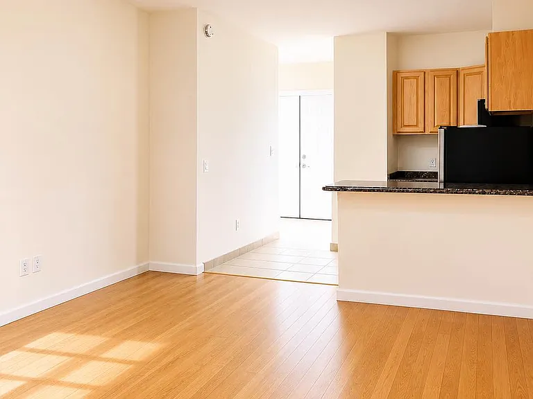 225 E 10th St #2G — Photo 4