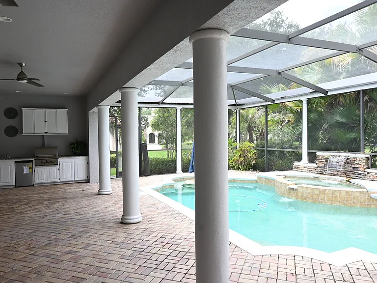 8122 Whitford Ct — Photo 17
