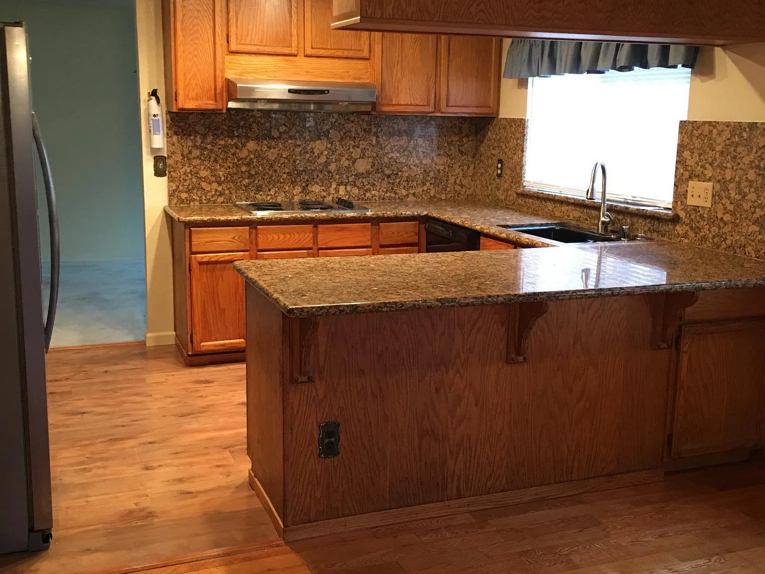 4 bed, 2.5 bath, 2400 sqft, $4,200 — Photo 4