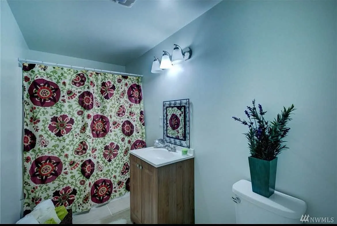 4 bed, 2340 sqft, $950 — Photo 3