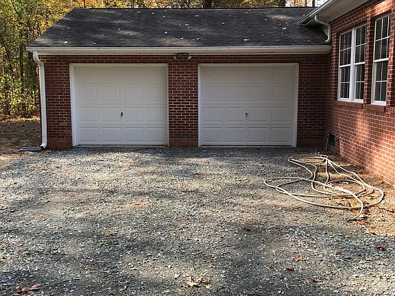 4th image of 127 Walnut Woods Dr