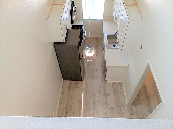 5th image of 11230 Camarillo St APT 208