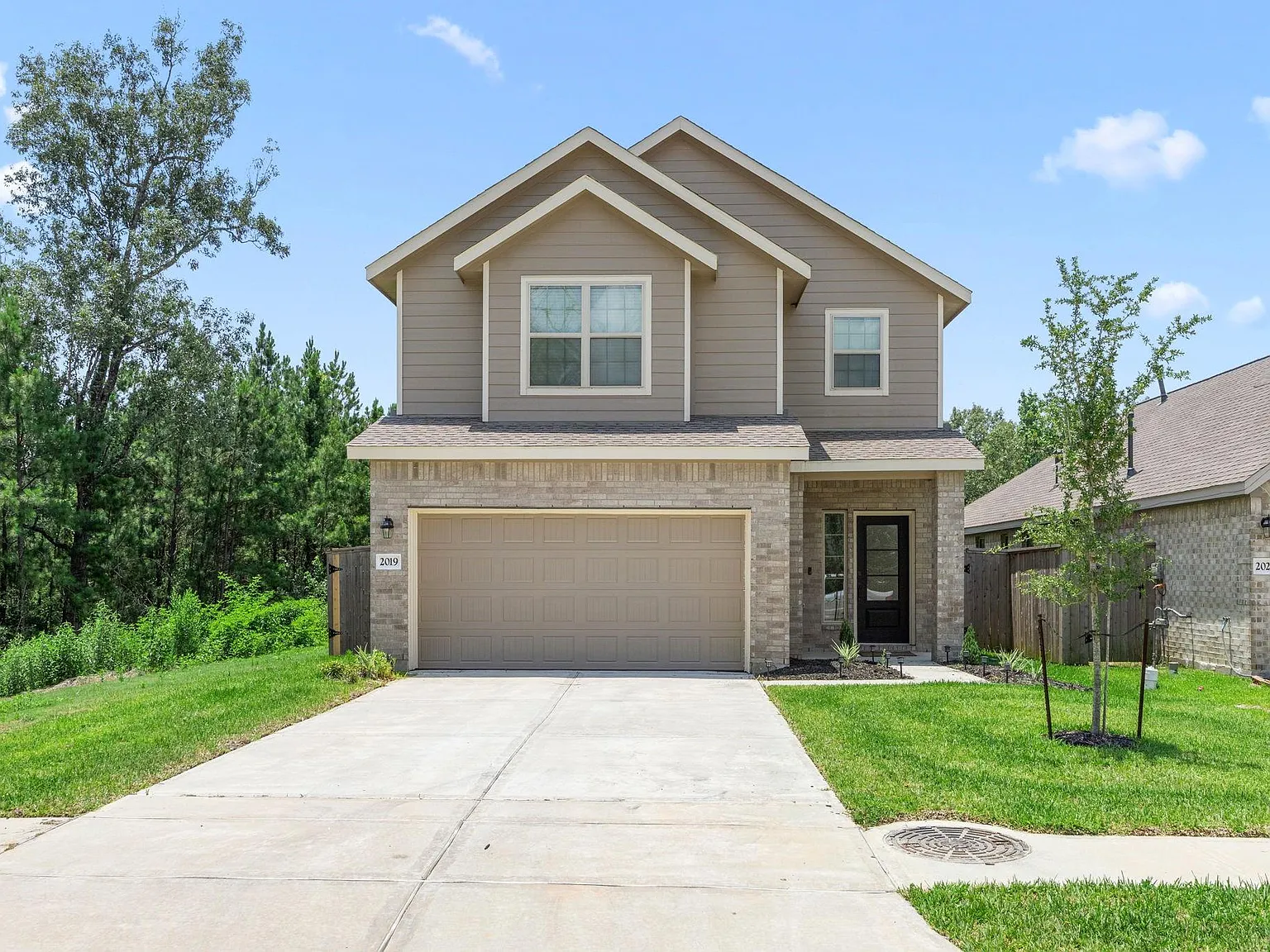 4 bed, 2.5 bath, 2405 sqft, $2,200 — Photo 3