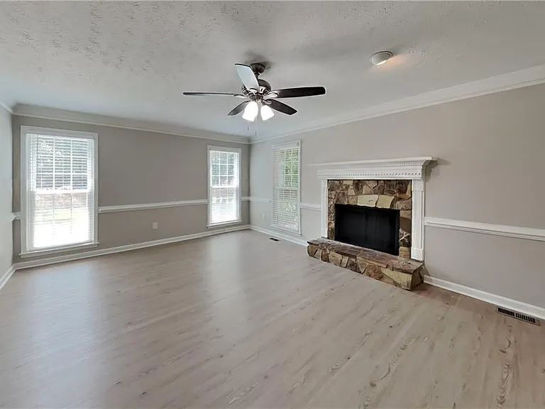385 Deerwood Dr — Photo 2
