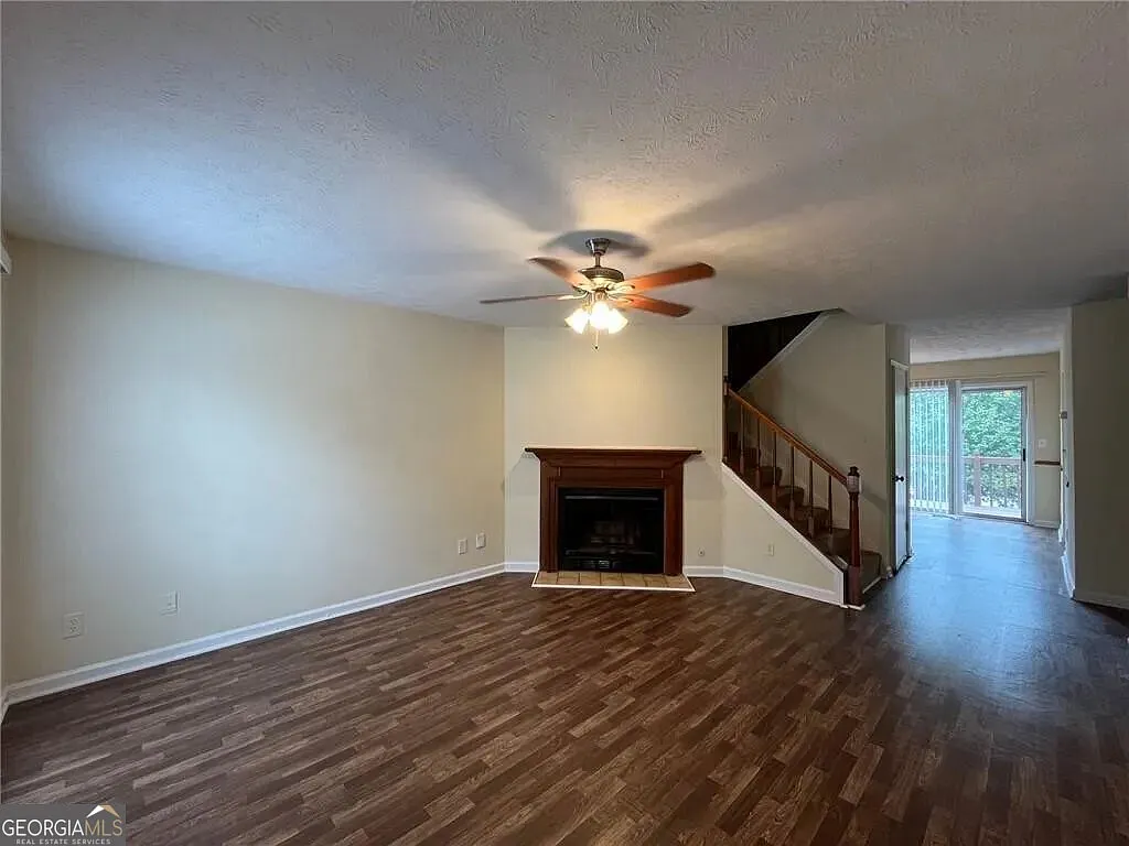 3 bed, 2.5 bath, 2300 sqft, $1,900 — Photo 4