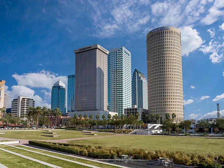 Curtis Hixon Waterfront Park places Modera Encore within moments of green space, river views, and year-round Tampa events.