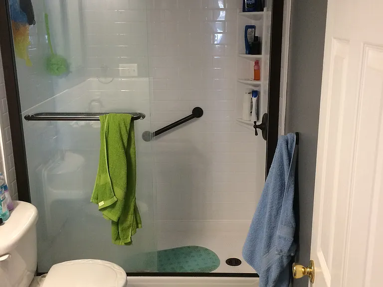 A full bathroom near the bedrooms