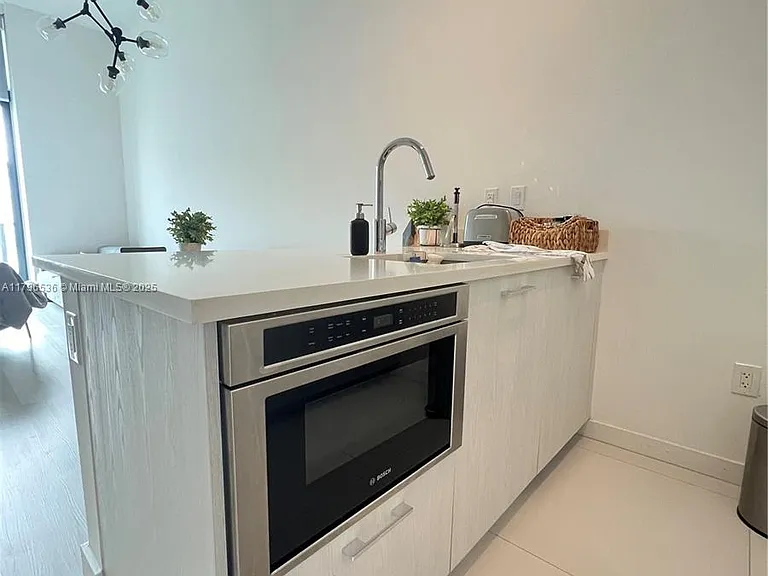 501 NE 31st St #402 — Photo 3