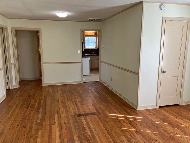 302 E South St — Photo 6
