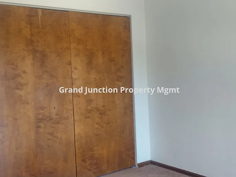 384 E Valley Cir #B — Photo 8