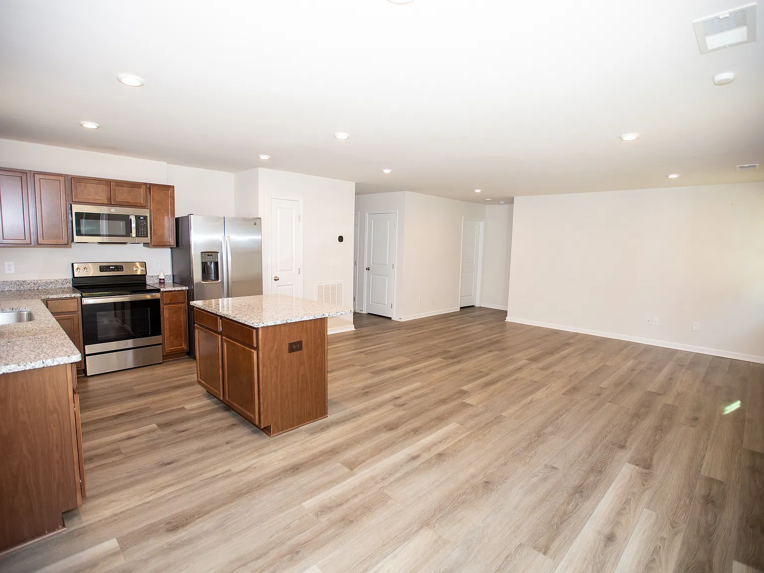 209 Creighton Ridge Dr — Photo 1