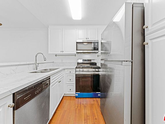 3rd image of 5500 Owensmouth Ave APT 226
