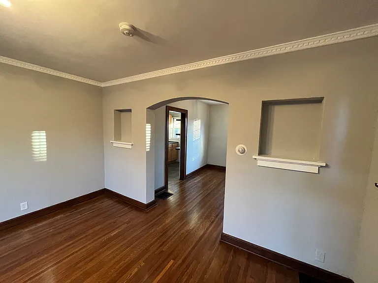 1687 King Ave — Photo 4