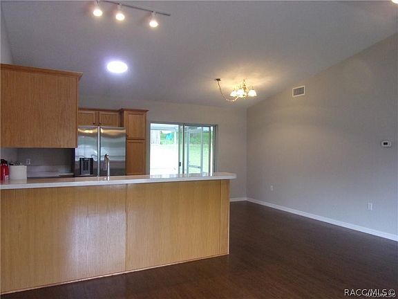 5th image of 210 Edison St
