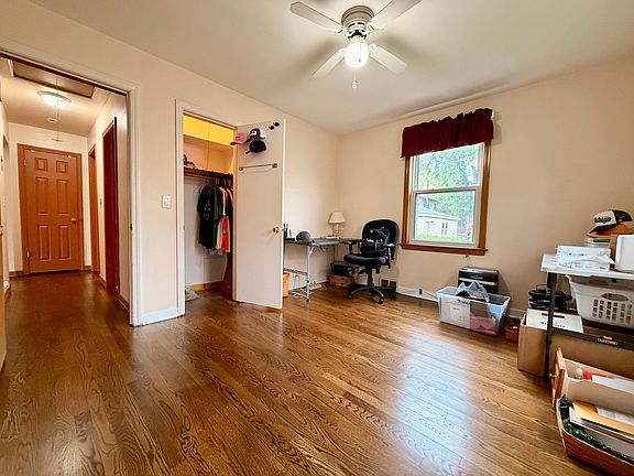 5th image of 1105 E Oak Ave