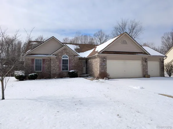 4090 Grand Oaks Trl, Burton, MI 48519