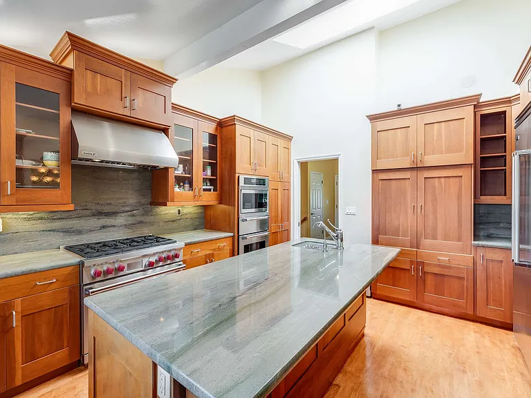 208 Crestview Dr — Photo 14