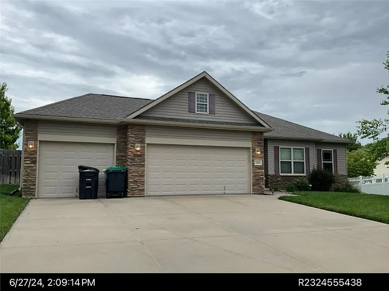 4309 N 175th Ave — Photo 2