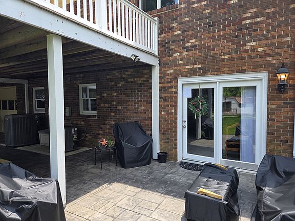 Sample furnishings by past tenant. No furnishings included