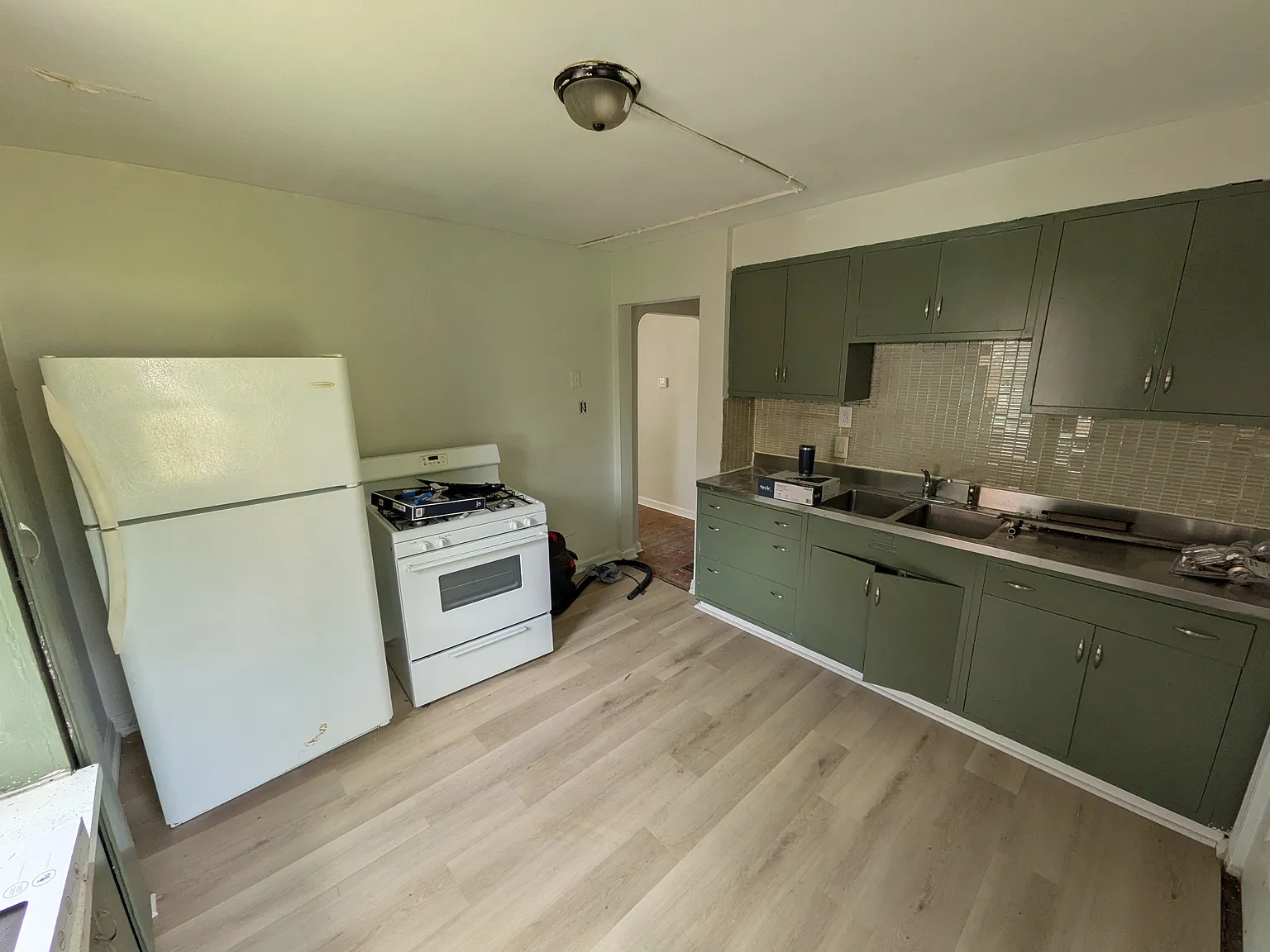 3 bed, 1.5 bath, 1054 sqft, $1,650 — Photo 1