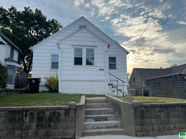 454 John St, Sioux City, IA 51103