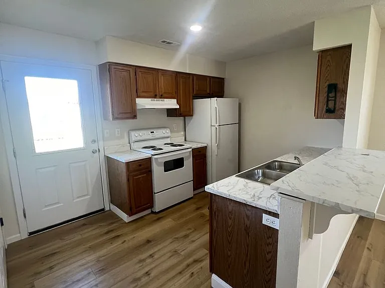2509-2511 Carnation Dr — Photo 5