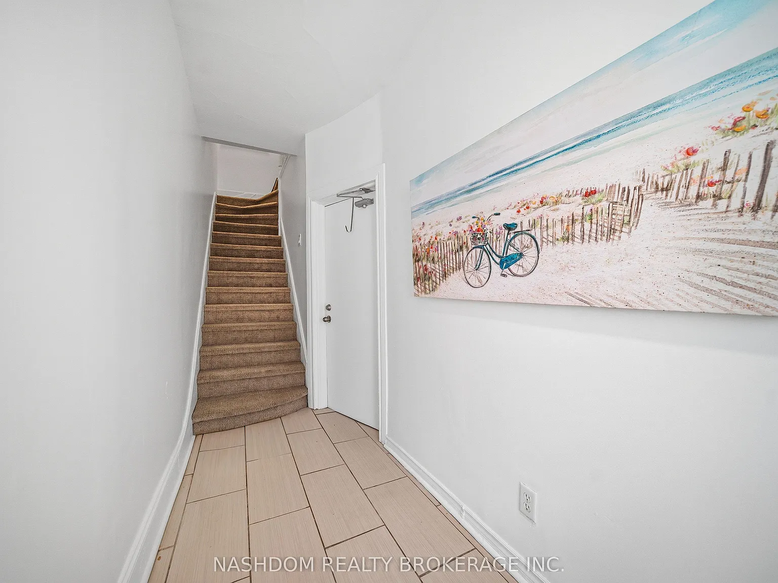 107 Queen St S — Photo 4