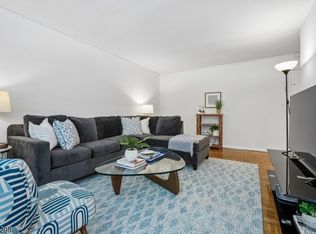 465 Valley St #2E, Maplewood, NJ 07040