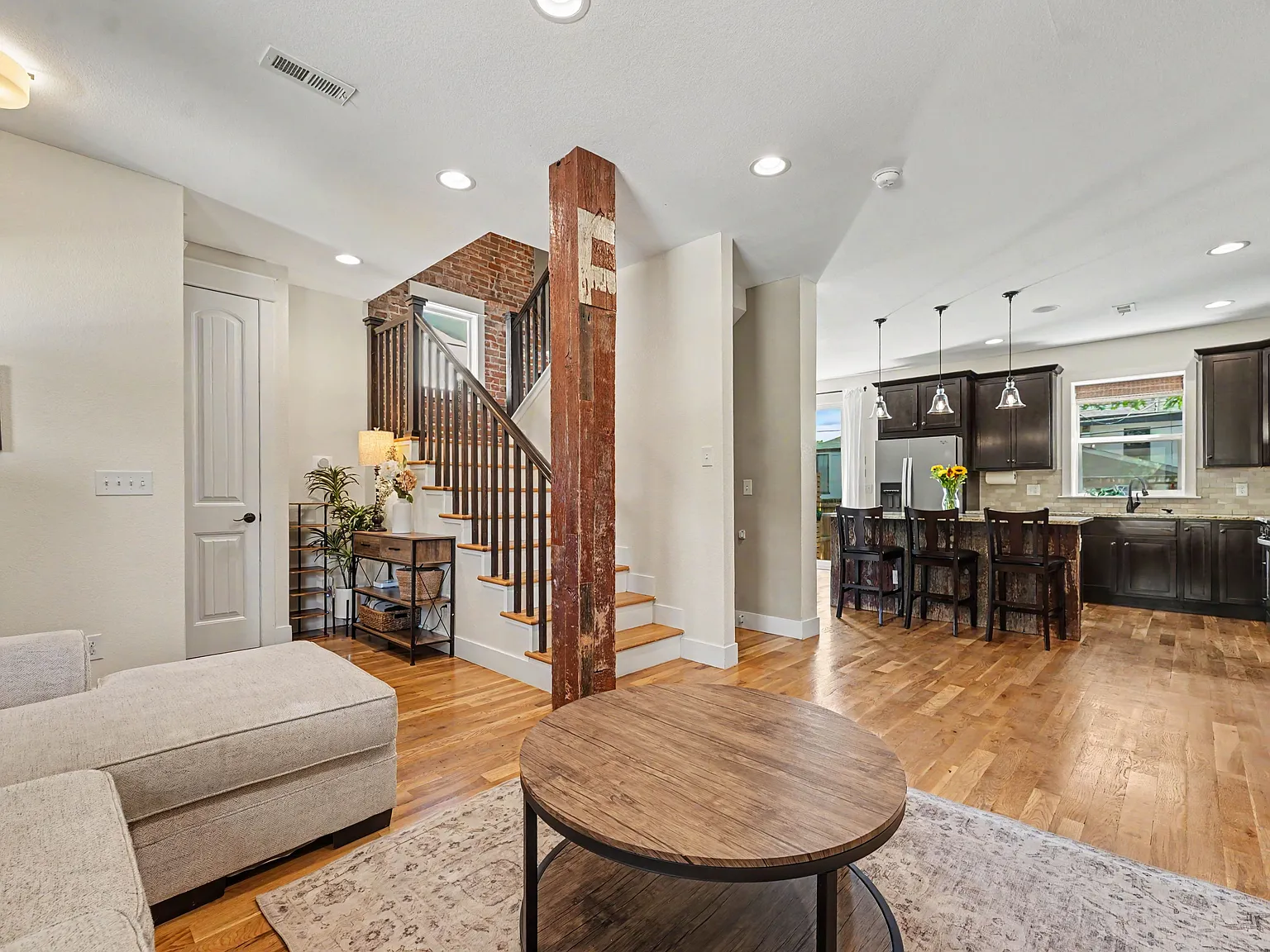 4 bed, 3.5 bath, 2107 sqft, $4,300 — Photo 2
