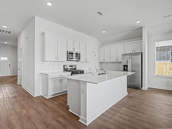 4th image of 105 Molly Ln