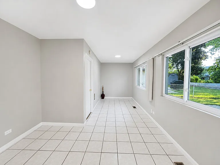 6847 Hawthorne Ln — Photo 8