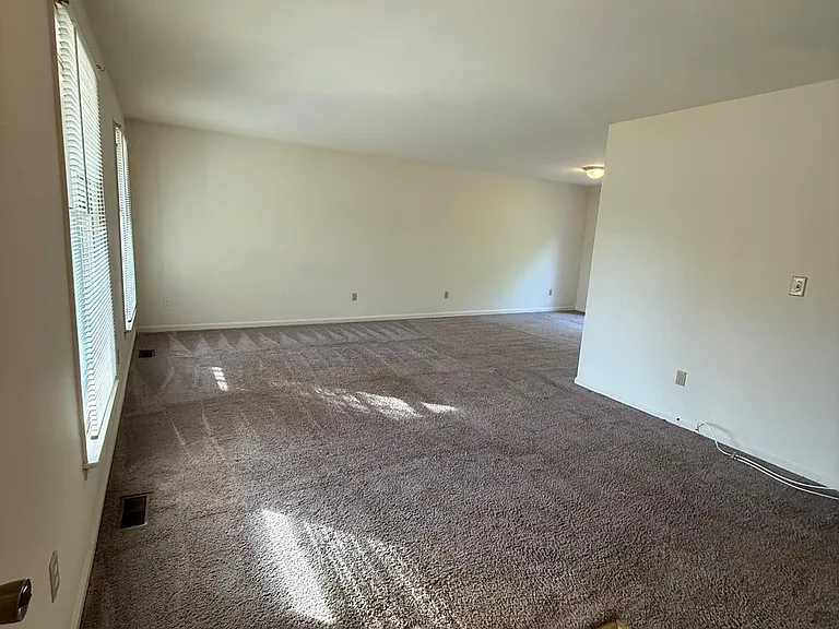 900 Dewberry Dr — Photo 3