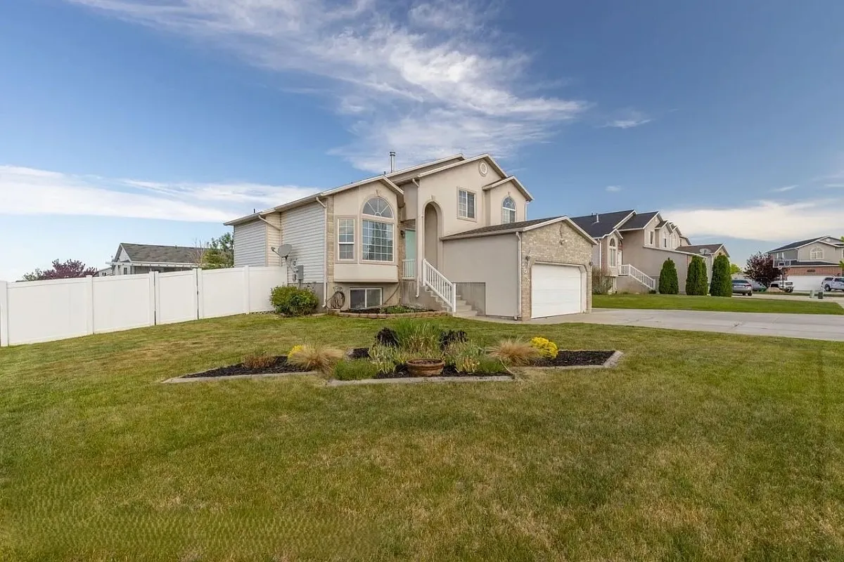 4 bed, 3.5 bath, 1919 sqft, $2,400 — Photo 1