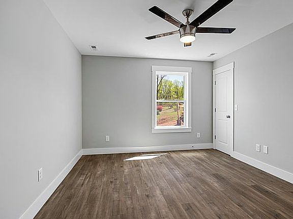 2nd image of 422 W Lakeview Dr