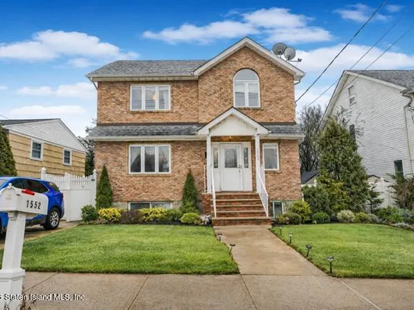 1552 Drumgoole Rd E, Staten Island, NY 10309