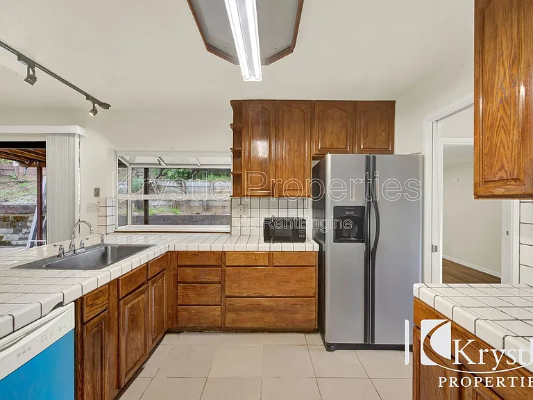 1398 Hale St — Photo 12