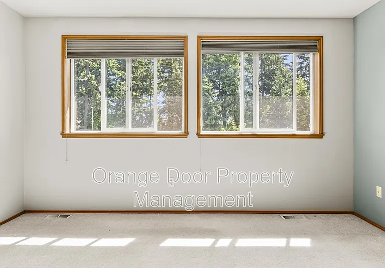 5204 Ridge Dr NE — Photo 28