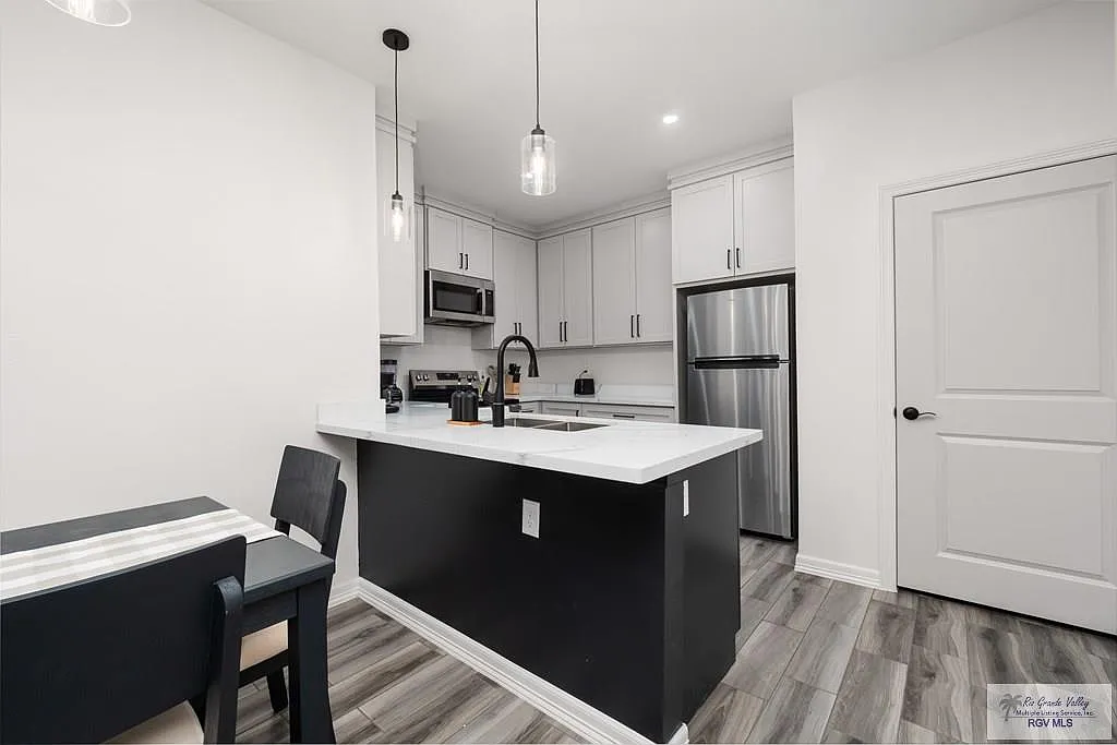 2 bed, 2.0 bath, 971 sqft, $1,650 — Photo 4