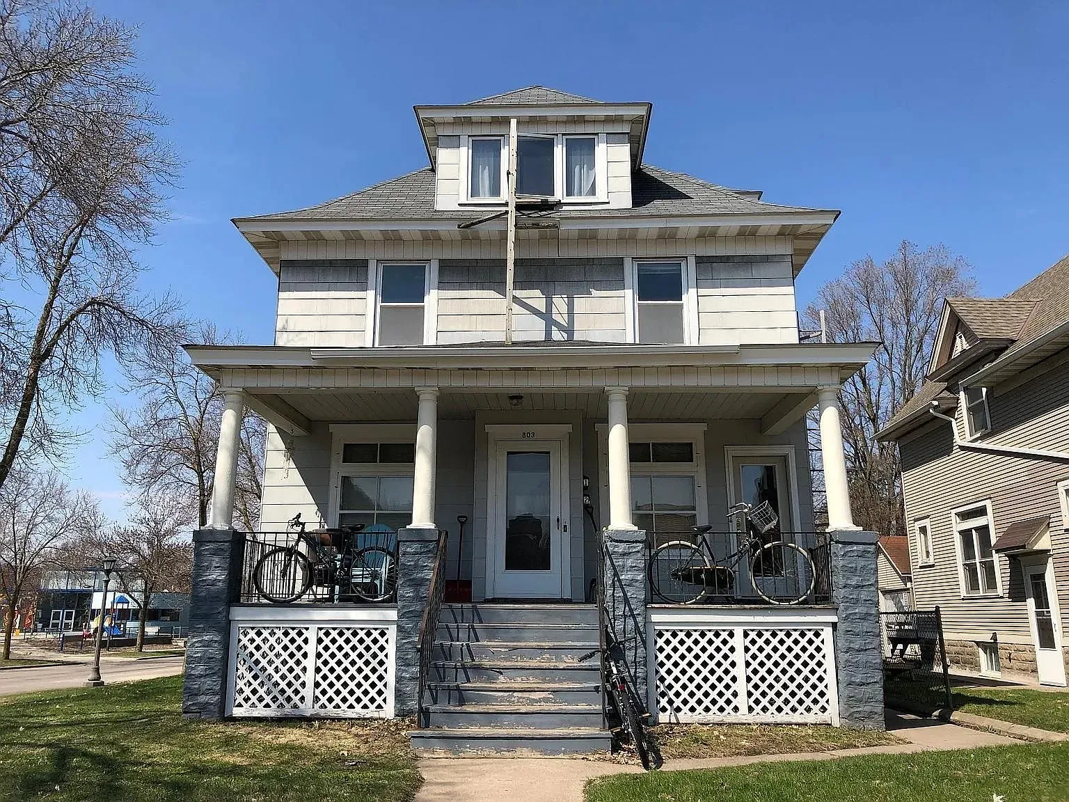 9 bed, 3110 sqft, $4,400 — Photo 1