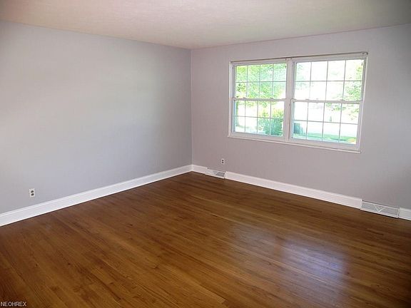 2nd image of 32955 Arlesford Dr